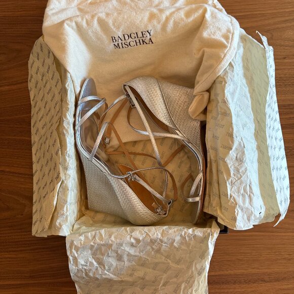 Badgley Mischka 'Melaney II' Wedge silver Sandal - Size 8.5 - Picture 7 of 10